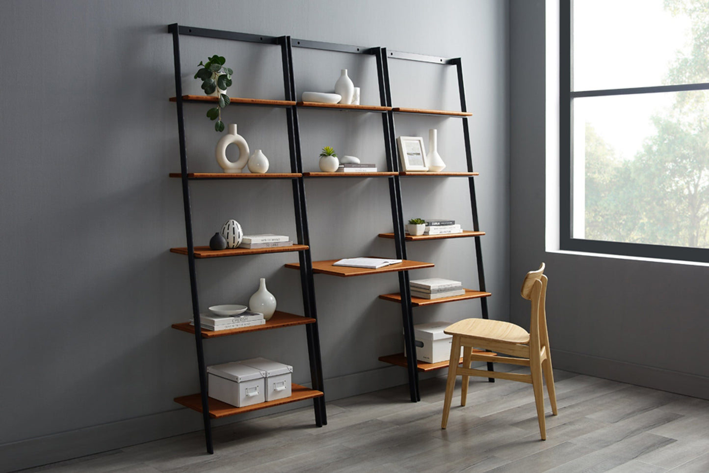 Studio Plus Leaning Desk